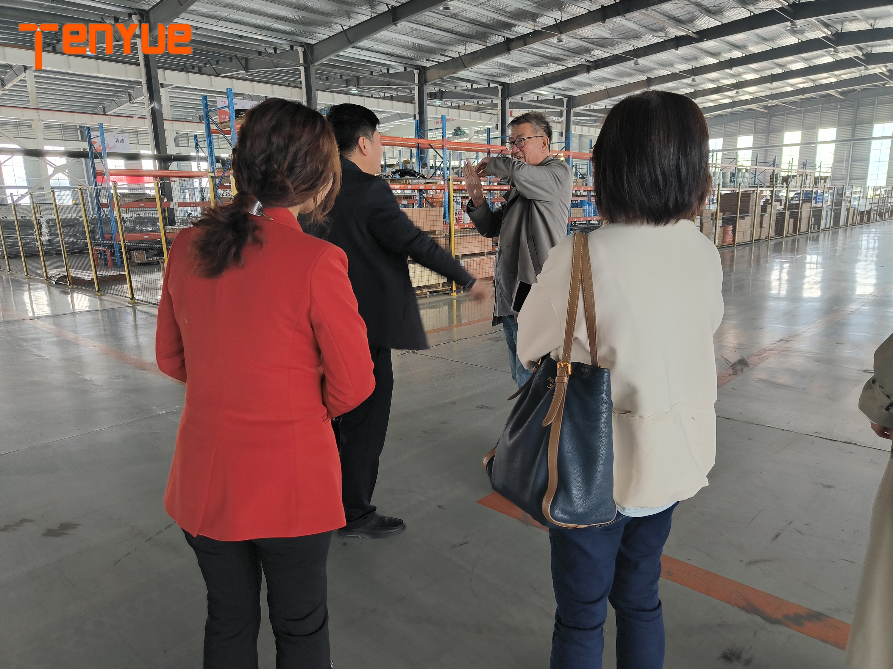 Warmly welcome foreign customers to visit our company for business negotiation(图2)